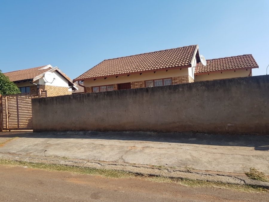 2 Bedroom Property for Sale in Geelhoutpark North West